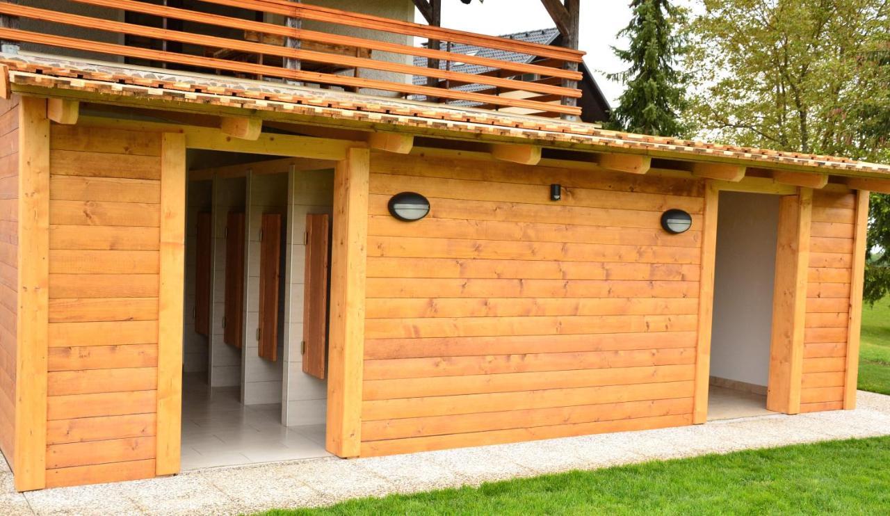 Small Wooden Houses And Apartments Zgornja Dobrava Радовлица Екстериор снимка