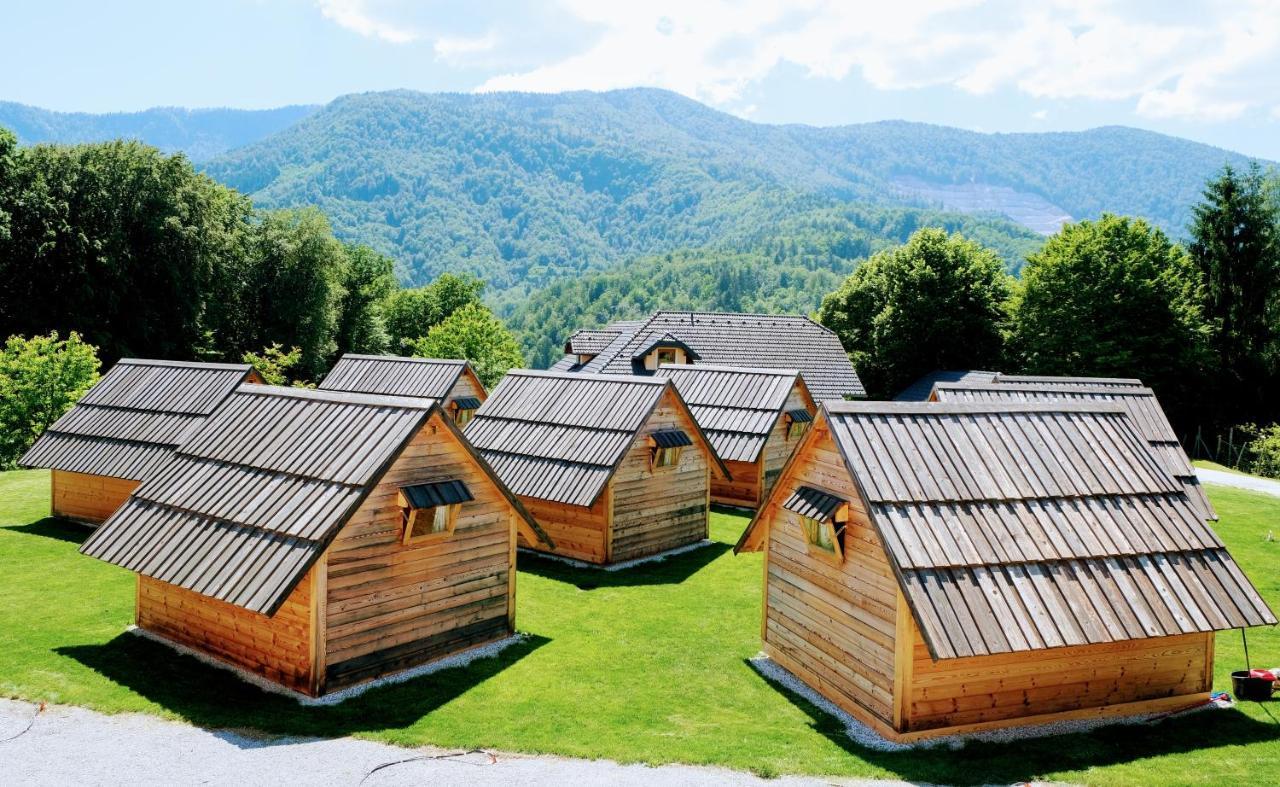 Small Wooden Houses And Apartments Zgornja Dobrava Радовлица Екстериор снимка