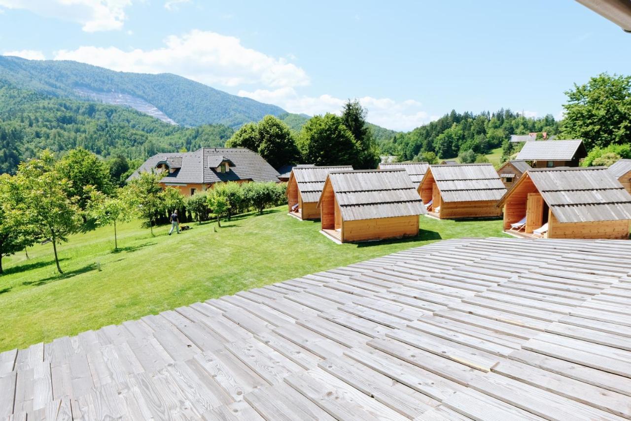 Small Wooden Houses And Apartments Zgornja Dobrava Радовлица Екстериор снимка