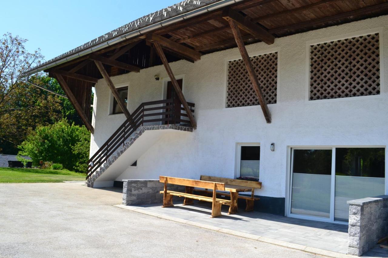 Small Wooden Houses And Apartments Zgornja Dobrava Радовлица Екстериор снимка