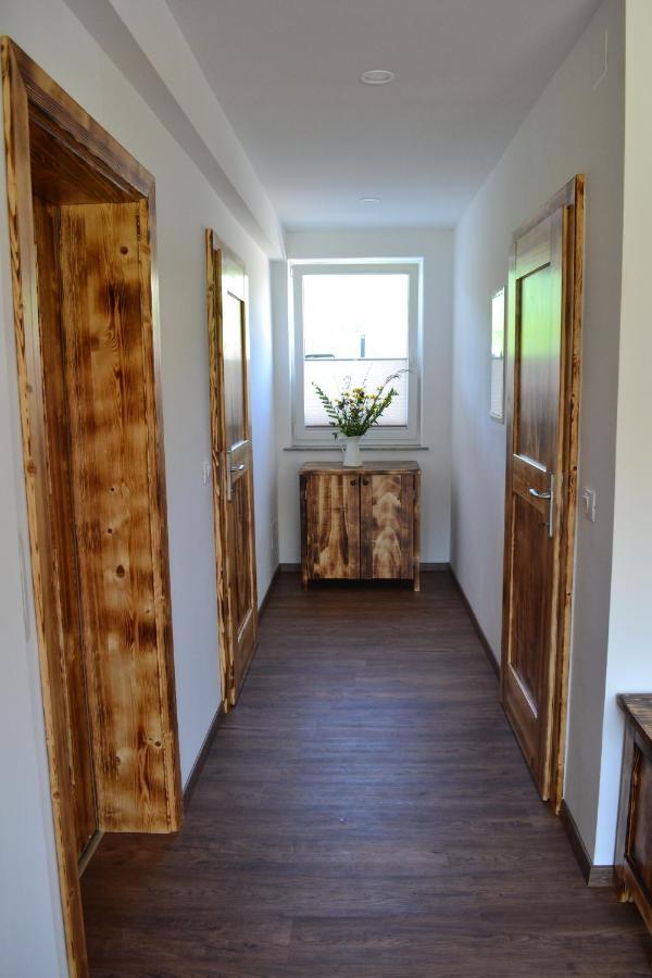 Small Wooden Houses And Apartments Zgornja Dobrava Радовлица Екстериор снимка
