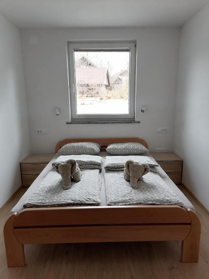 Small Wooden Houses And Apartments Zgornja Dobrava Радовлица Екстериор снимка
